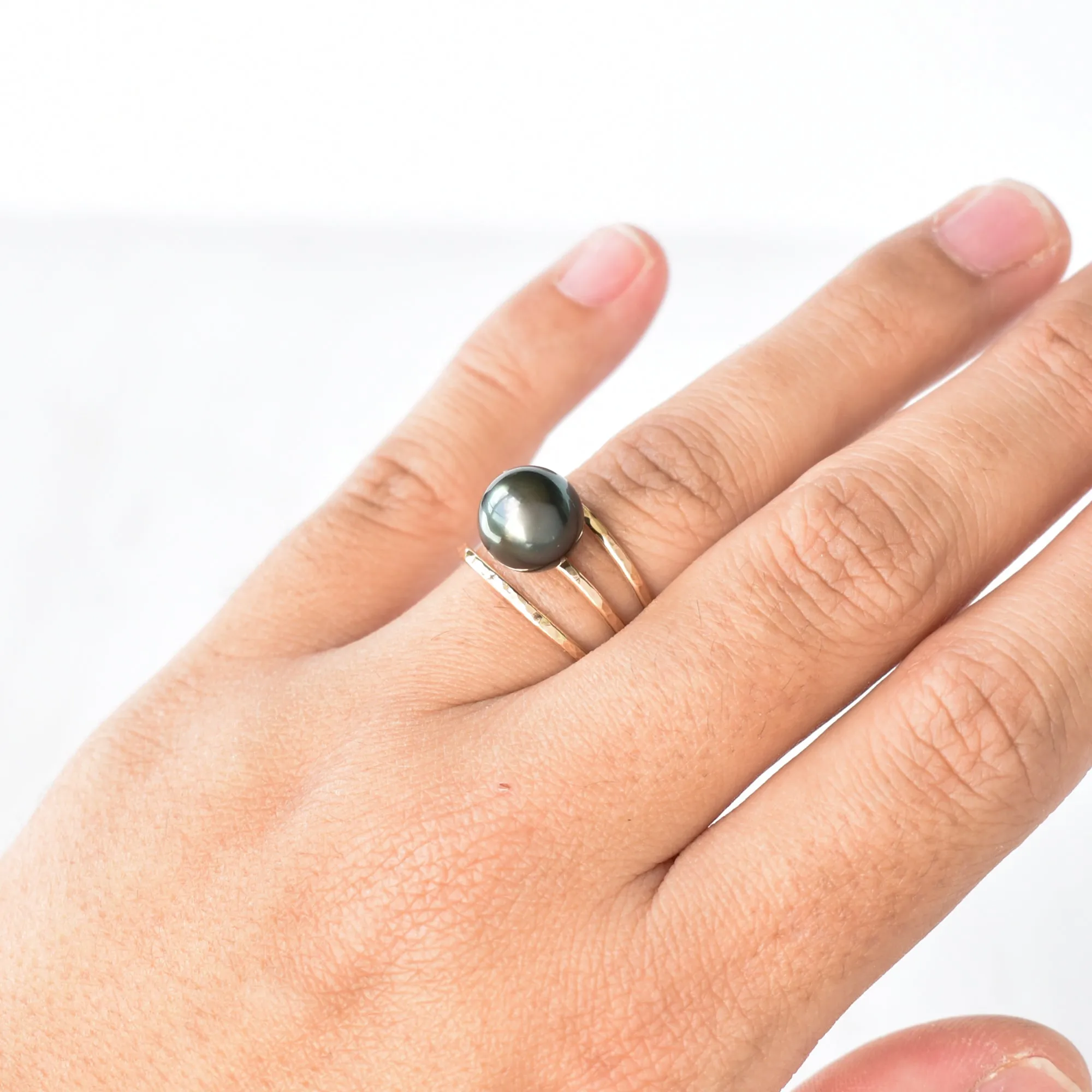 'Ekolu Three Band Ring with Pearl